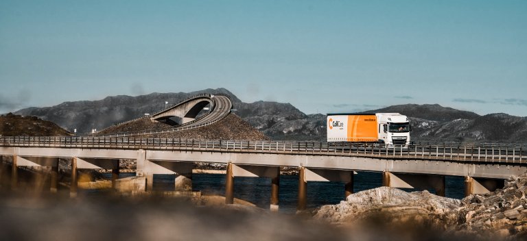 En ColliCare trailer som kjører gjennom norsk landskap for forutsigbar levering av varer
