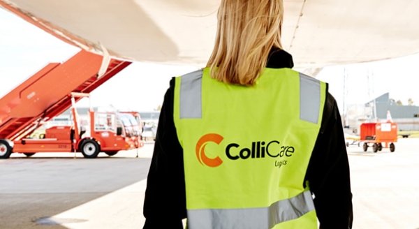 Ansatt på flyplassen i merket ColliCare vest for å sjekke at godset er klart til å bli fraktet med fly 