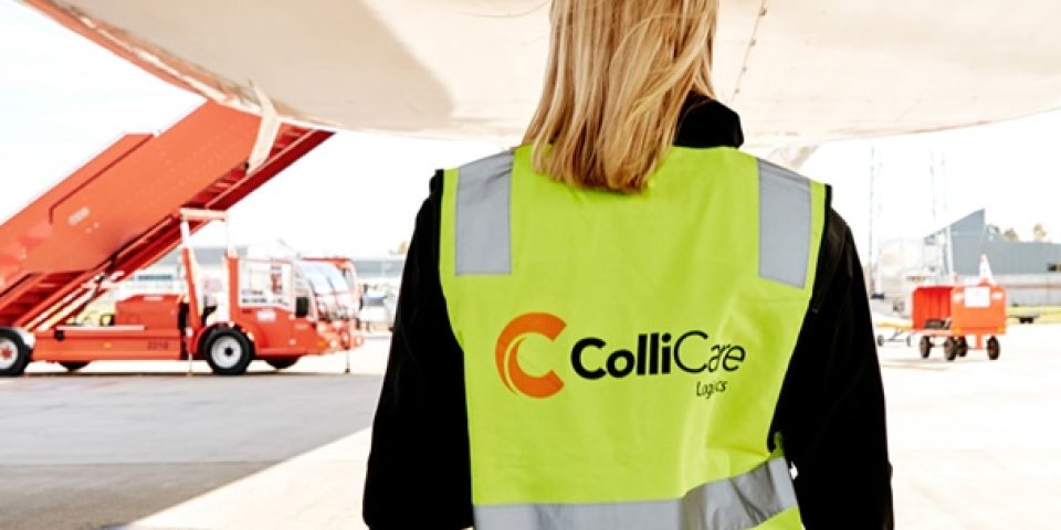 Ansatt på flyplassen i merket ColliCare vest for å sjekke at godset er klart til å bli fraktet med fly 